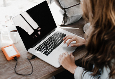 Dehnübungen bei der Arbeit - aktive Pausen vor dem Computer