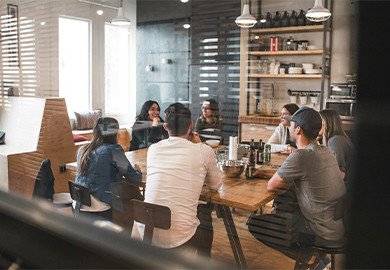 Zo organiseer je een geslaagde after work met je collega's – tips en ideeën