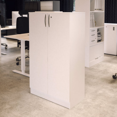 Schrank mit Türen und drei Regalböden