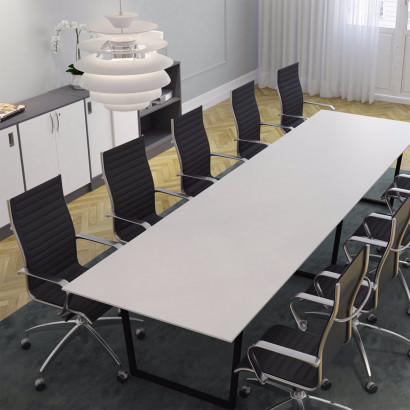 Neuvottelukalusteet 4-14 hengelle – Framie pöydällä ja Origami IN konferenssituoleilla korkealla selkänojalla