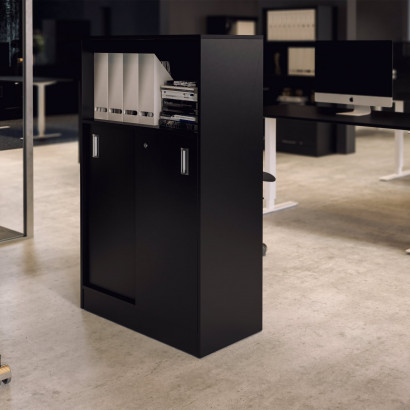Armoire de bureau avec portes coulissantes, deux étagères et une étagère ouverte