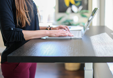 Bureau réglable en hauteur - un investissement dans la santé et le travail